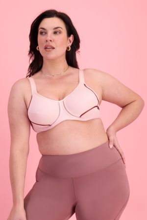 Poppy (She/Her) wears size 16DD and is 178cm tall