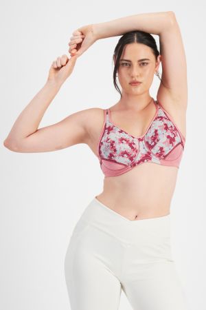 Jacqleen (She/Her) wears size 14DD and is 183cm tall with 93cm chest and 73cm waist