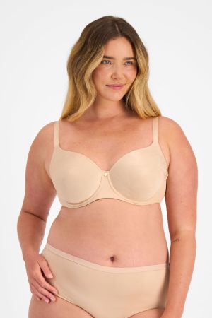 Chanel (She/Her) wears size 14D and is 176cm tall with 104cm chest and 89cm waist