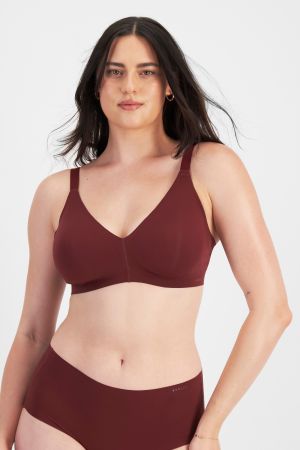 Jacqleen (She/Her) wears size 14DD and is 183cm tall with 93cm chest and 73cm waist