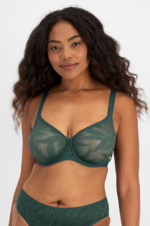 Caitlin (She/Her) wears size 16DD and is 176cm tall with 114cm chest and 95cm waist