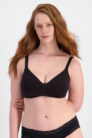 Martine (She/Her) wears size 14DD and is 175cm tall with 82cm chest and 76cm waist