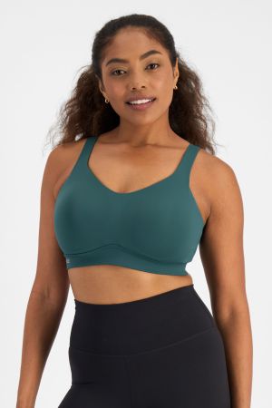 Caitlin (She/Her) wears size 16DD and is 176cm tall with 114cm chest and 95cm waist