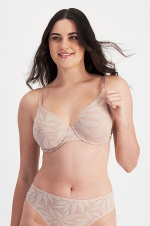 Jacqleen (She/Her) wears size 14DD and is 183cm tall with 93cm chest and 73c