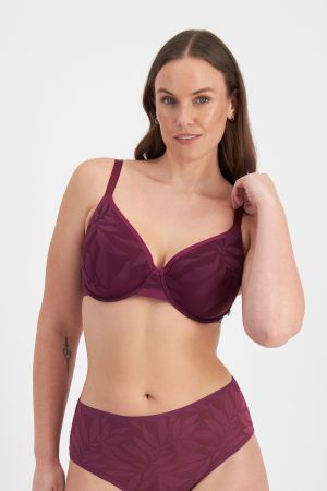 Jane (She/Her) wears size 14D and is 180cm tall with 86cm chest and 71cm waist