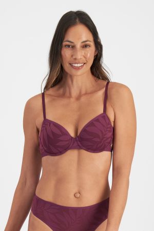 Amanda (She/Her) wears size 10B and is 178cm tall with 86cm chest and 72cm waist