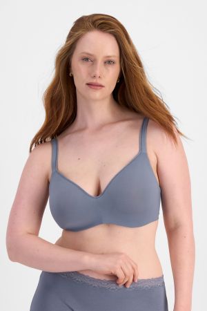 Martine (She/Her) wears size 14DD and is 175cm tall with 82cm chest and 76cm waist