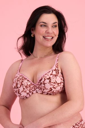 Poppy (She/Her) wears size 16DD and is 178cm tall