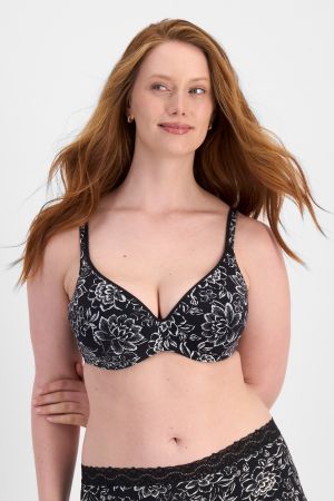 Martine (She/Her) wears size 14DD and is 175cm tall with 82cm chest and 76cm waist