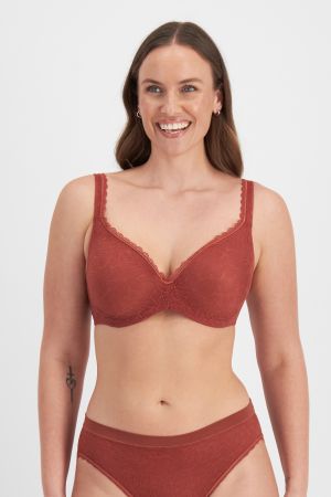 Jane (She/Her) wears size 14D and is 180cm tall with 86cm chest and 71cm waist