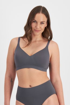 Jane (She/Her) wears size 14D and is 180cm tall with 86cm chest and 71cm waist