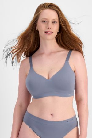 Martine (She/Her) wears size 14DD and is 175cm tall with 82cm chest and 76cm waist