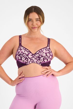Chanel (She/Her) wears size 14D and is 176cm tall with 104cm chest and 89cm waist