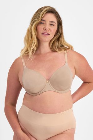 Chanel (She/Her) wears size 14DD and is 176cm tall with 104cm chest and 89cm waist