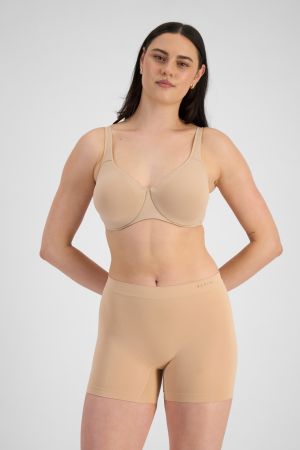 Jacqleen (She/Her) wears size 14DD and is 183cm tall with 93cm chest and 73cm waist
