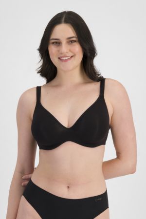 Jacqleen (She/Her) wears size 14DD and is 183cm tall with 93cm chest and 73cm waist