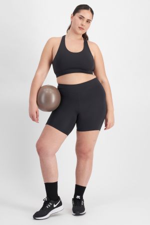 Brittany (She/Her) wears size 12 and is 173cm tall with 93cm chest and 78cm waist