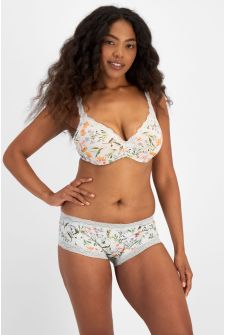 Caitlin (She/Her) wears size 14 and is 176cm tall with 114cm chest and 95cm waist