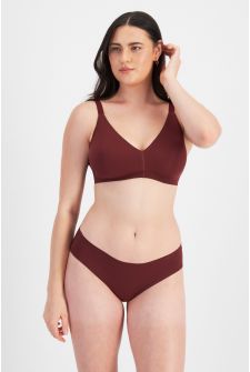 Jacqleen (She/Her) wears size 14 and is 183cm tall with 93cm chest and 73cm waist