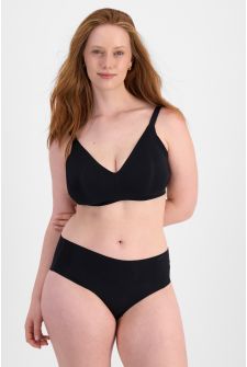 Martine (She/Her) wears size 14 and is 175cm tall with 82cm chest and 76cm waist