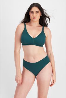 Jacqleen (She/Her) wears size 14 and is 183cm tall with 93cm chest and 73cm waist