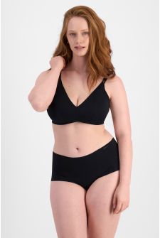 Martine (She/Her) wears size 14 and is 175cm tall with 82cm chest and 76cm waist