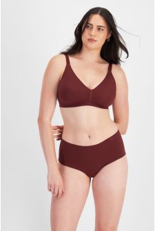 Jacqleen (She/Her) wears size 14 and is 183cm tall with 93cm chest and 73cm waist