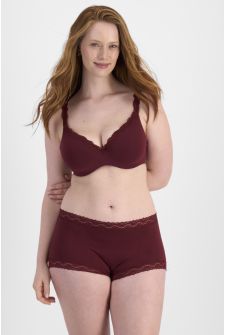 Jacqleen (She/Her) wears size 14 and is 183cm tall with 93cm chest and 73cm waist