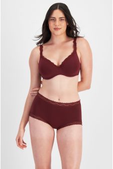 Jacqleen (She/Her) wears size 14 and is 183cm tall with 93cm chest and 73cm waist