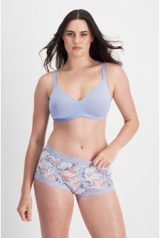 Caitlin (She/Her) wears size 14 and is 176cm tall with 114cm chest and 95cm waist