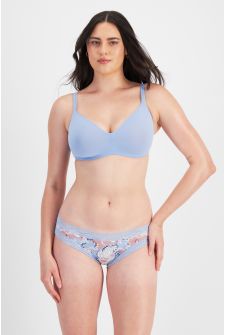 Jacqleen (She/Her) wears size 14 and is 183cm tall with 93cm chest and 73cm waist