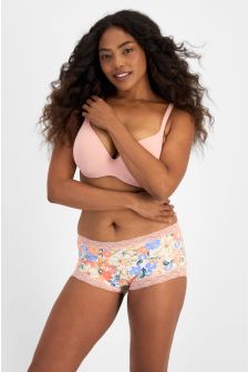 Caitlin (She/Her) wears size 14 and is 176cm tall with 114cm chest and 95cm waist