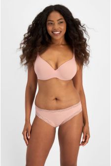 Caitlin (She/Her) wears size 14 and is 176cm tall with 114cm chest and 95cm waist