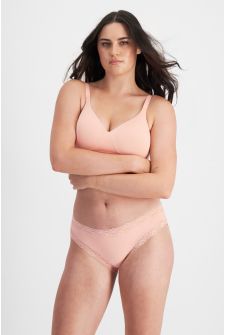 Caitlin (She/Her) wears size 14 and is 176cm tall with 114cm chest and 95cm waist