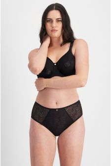 Chanel (She/Her) wears size 14 and is 176cm tall with 104cm chest and 89cm waist