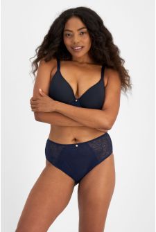 Caitlin (She/Her) wears size 14 and is 176cm tall with 114cm chest and 95cm waist