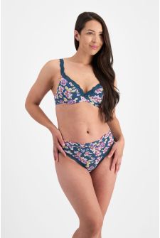 Mikhaila (She/Her) wears size 12 and is 170cm tall with 95cm chest and 70cm waist
