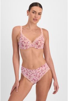 Pearl (She/Her) wears size 10 and is 181cm tall with 92cm chest and 63cm waist