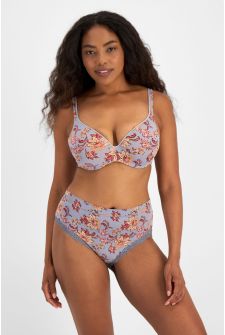 Caitlin (She/Her) wears size 14 and is 176cm tall with 114cm chest and 95cm waist