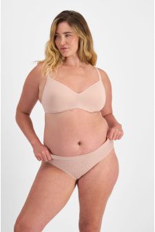 CLARYSSA (She/Her) wears size 14 and is 181cm tall with 94cm chest and 79cm waist