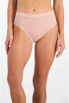 Cecily (She/Her) wears size 12B and is 176cm tall