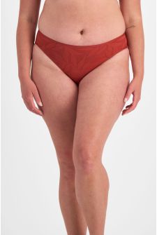 Chanel (She/Her) wears size 14 and is 176cm tall with 104cm chest and 89cm waist