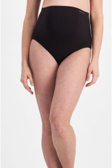 Courtney wears a size M/12.