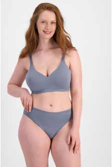 Martine (She/Her) wears size 14 and is 175cm tall with 82cm chest and 76cm waist