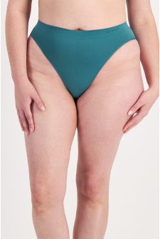 Poppy (She/Her) wears size 16 and is 178cm tall