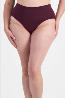 Poppy (She/Her) wears size 16 and is 178cm tall