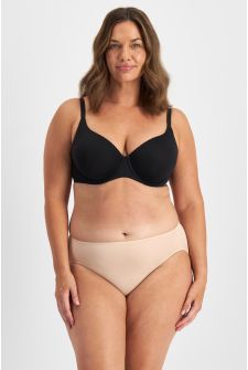 Ella (She/Her) wears size L and is 170cm tall with 99cm chest and 86cm waist