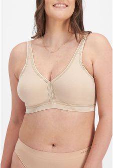 Amelia (She/Her) wears size 14DD and is 183cm tall with 101cm chest and 84cm waist