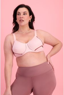 Poppy (She/Her) wears size 16DD and is 178cm tall