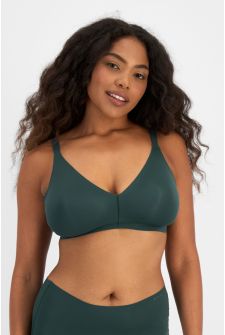 Caitlin (She/Her) wears size 16DD and is 176cm tall with 114cm chest and 95cm waist